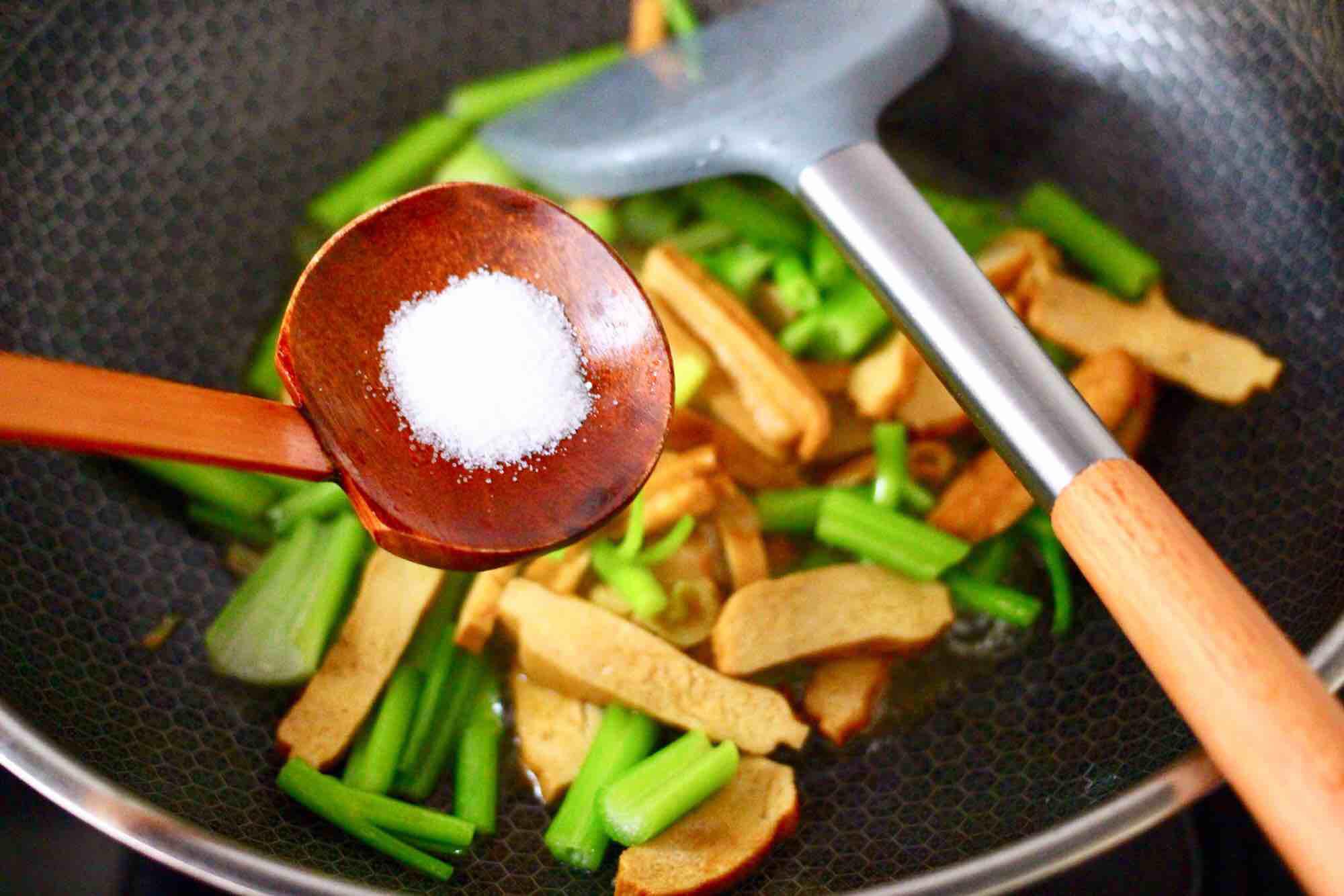 墨魚香干芹菜小炒的做法-咸鮮味炒菜譜-易網健康養生網 墨魚香干芹菜小炒的做法-咸鮮味炒菜譜