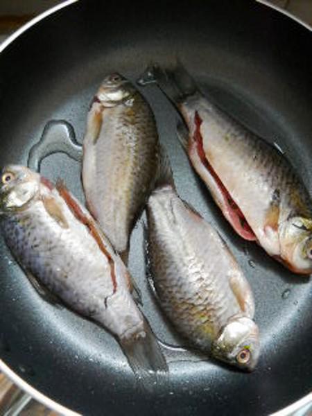 豆芽燒鯽魚的做法-咸鮮味燒菜譜-易網(wǎng)健康養(yǎng)生網(wǎng) 豆芽燒鯽魚的做法-咸鮮味燒菜譜