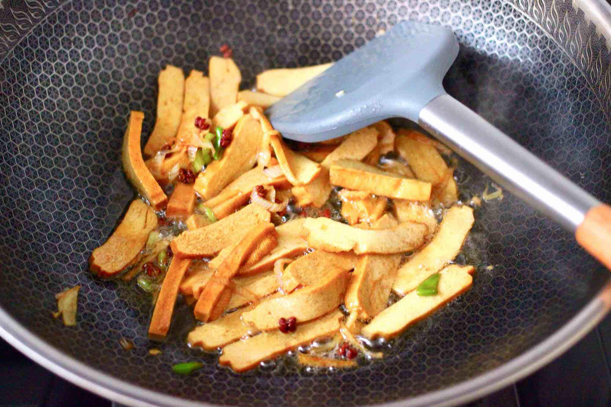 墨魚香干芹菜小炒的做法-咸鮮味炒菜譜-易網健康養生網 墨魚香干芹菜小炒的做法-咸鮮味炒菜譜