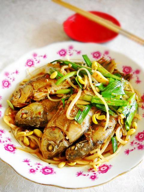 豆芽燒鯽魚的做法-咸鮮味燒菜譜-易網(wǎng)健康養(yǎng)生網(wǎng) 豆芽燒鯽魚的做法-咸鮮味燒菜譜