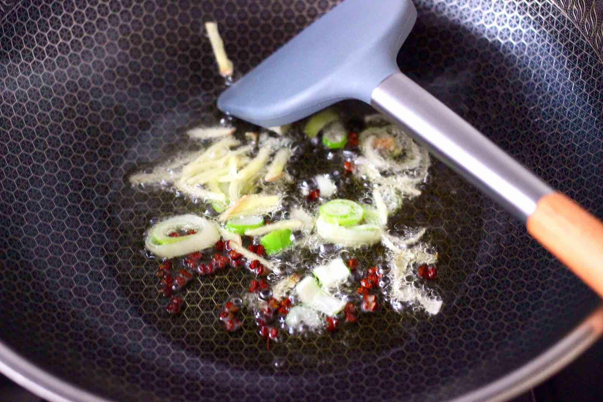 墨魚香干芹菜小炒的做法-咸鮮味炒菜譜-易網健康養生網 墨魚香干芹菜小炒的做法-咸鮮味炒菜譜