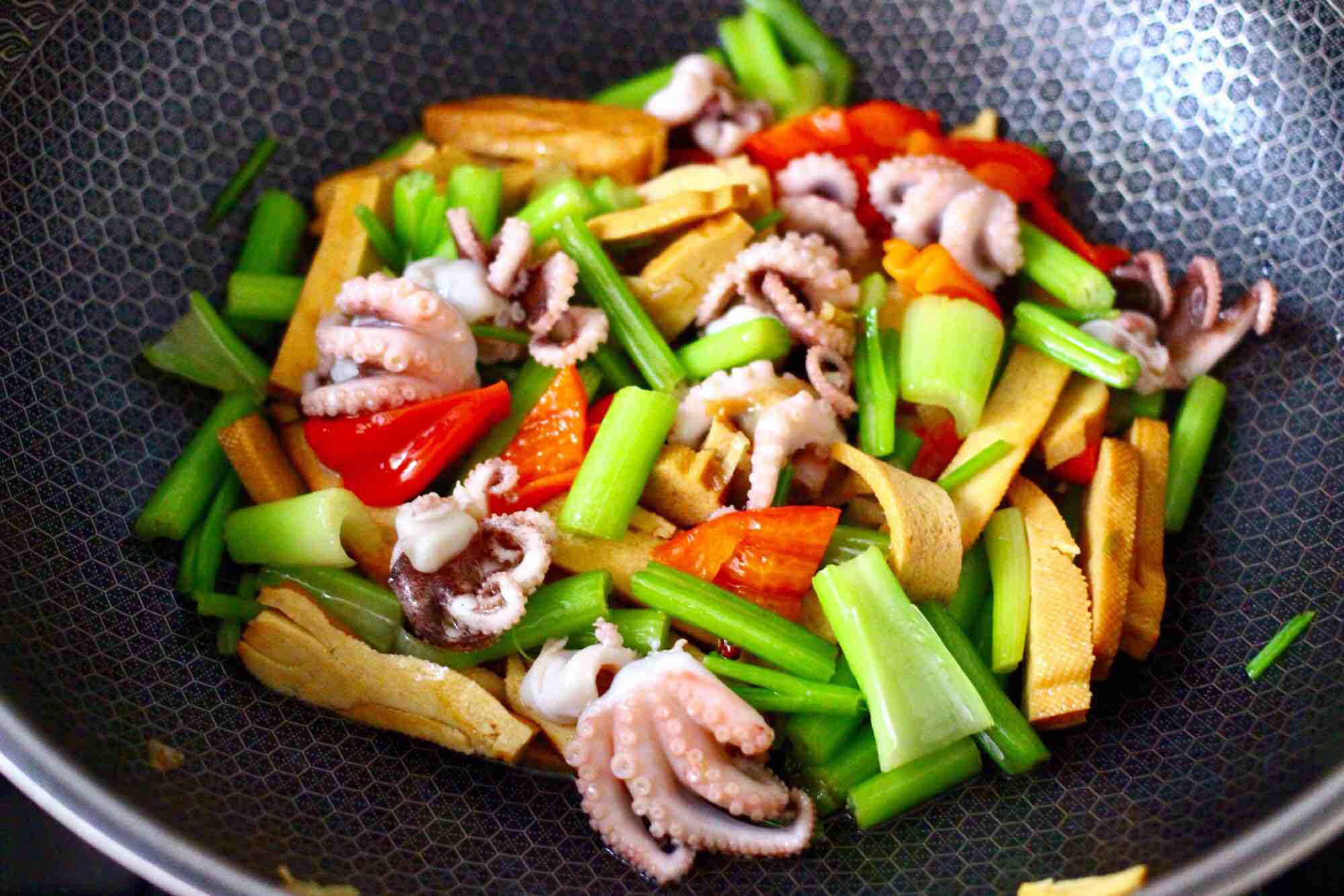 墨魚香干芹菜小炒的做法-咸鮮味炒菜譜-易網健康養生網 墨魚香干芹菜小炒的做法-咸鮮味炒菜譜