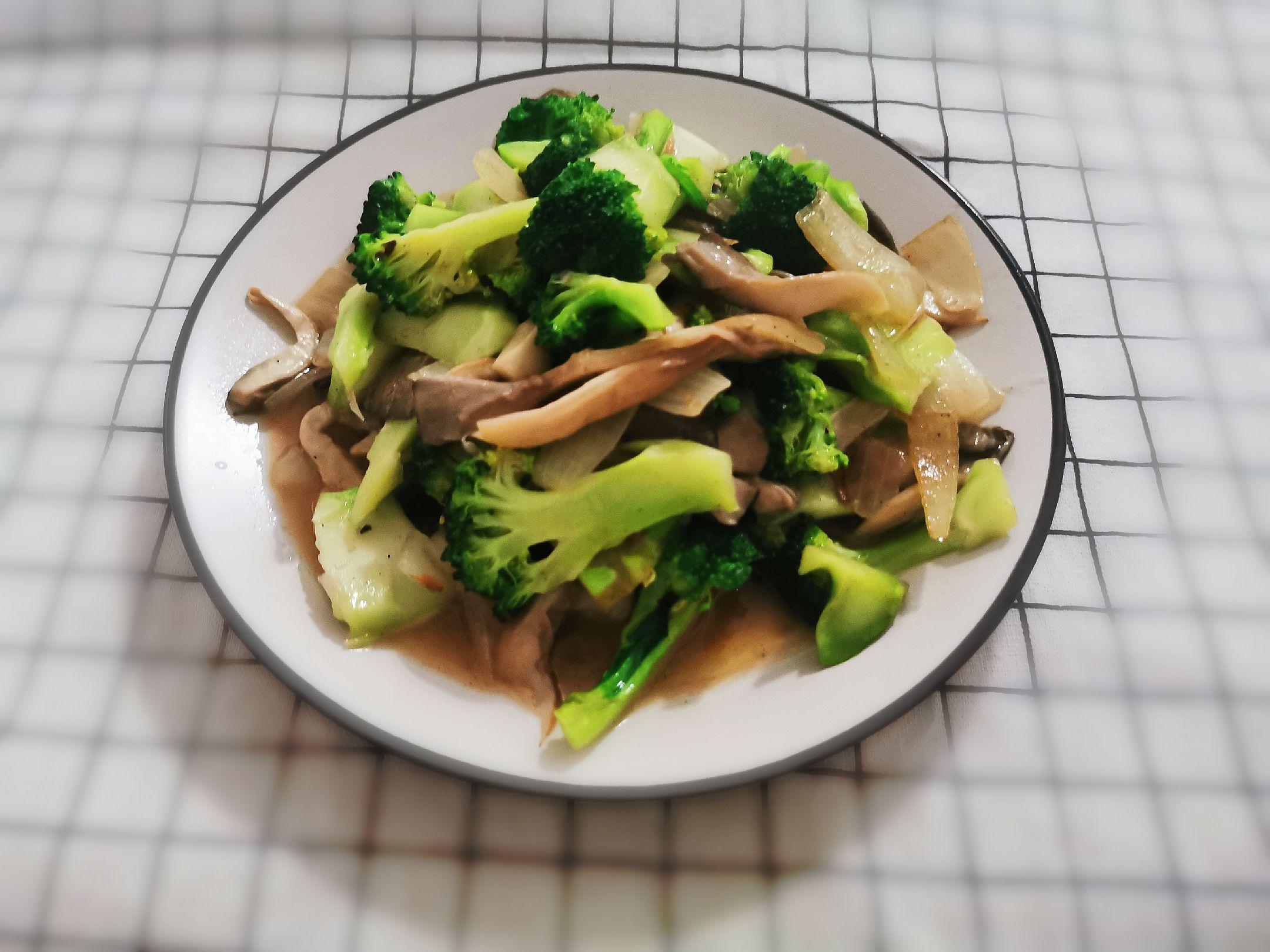 蘑菇炒西蘭花的做法-家常味炒菜譜-易網(wǎng)健康養(yǎng)生網(wǎng) 蘑菇炒西蘭花的做法-家常味炒菜譜