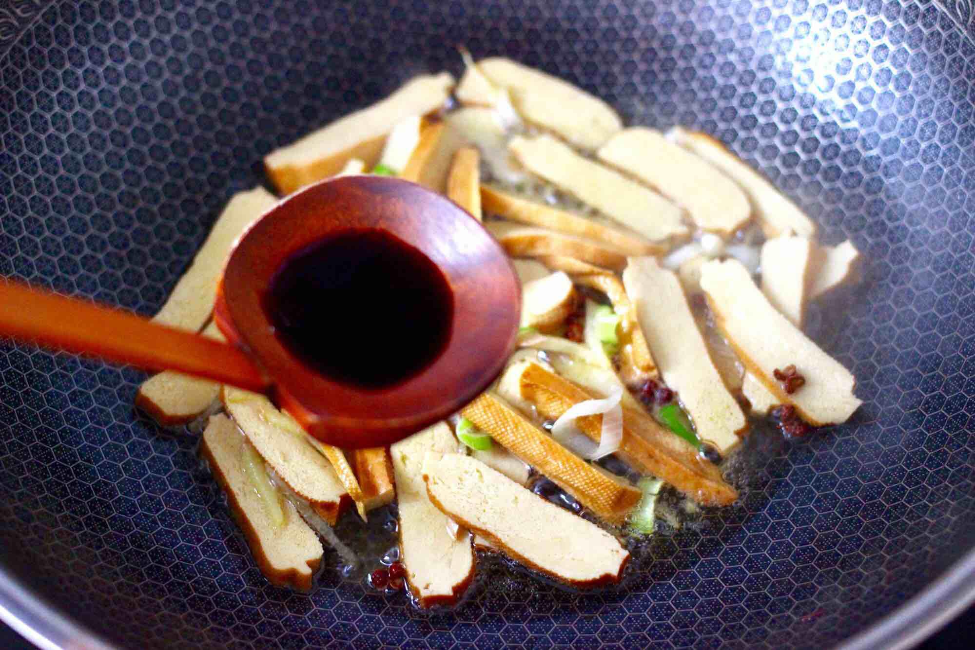 墨魚香干芹菜小炒的做法-咸鮮味炒菜譜-易網健康養生網 墨魚香干芹菜小炒的做法-咸鮮味炒菜譜