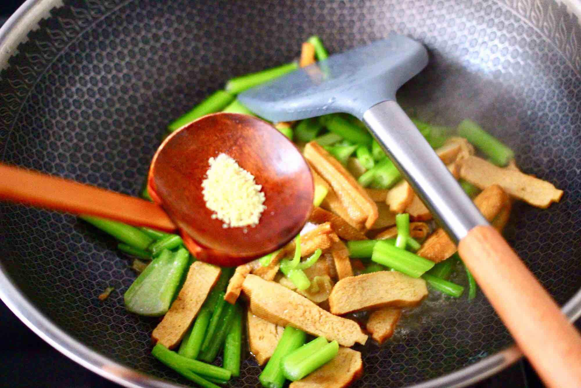 墨魚香干芹菜小炒的做法-咸鮮味炒菜譜-易網健康養生網 墨魚香干芹菜小炒的做法-咸鮮味炒菜譜