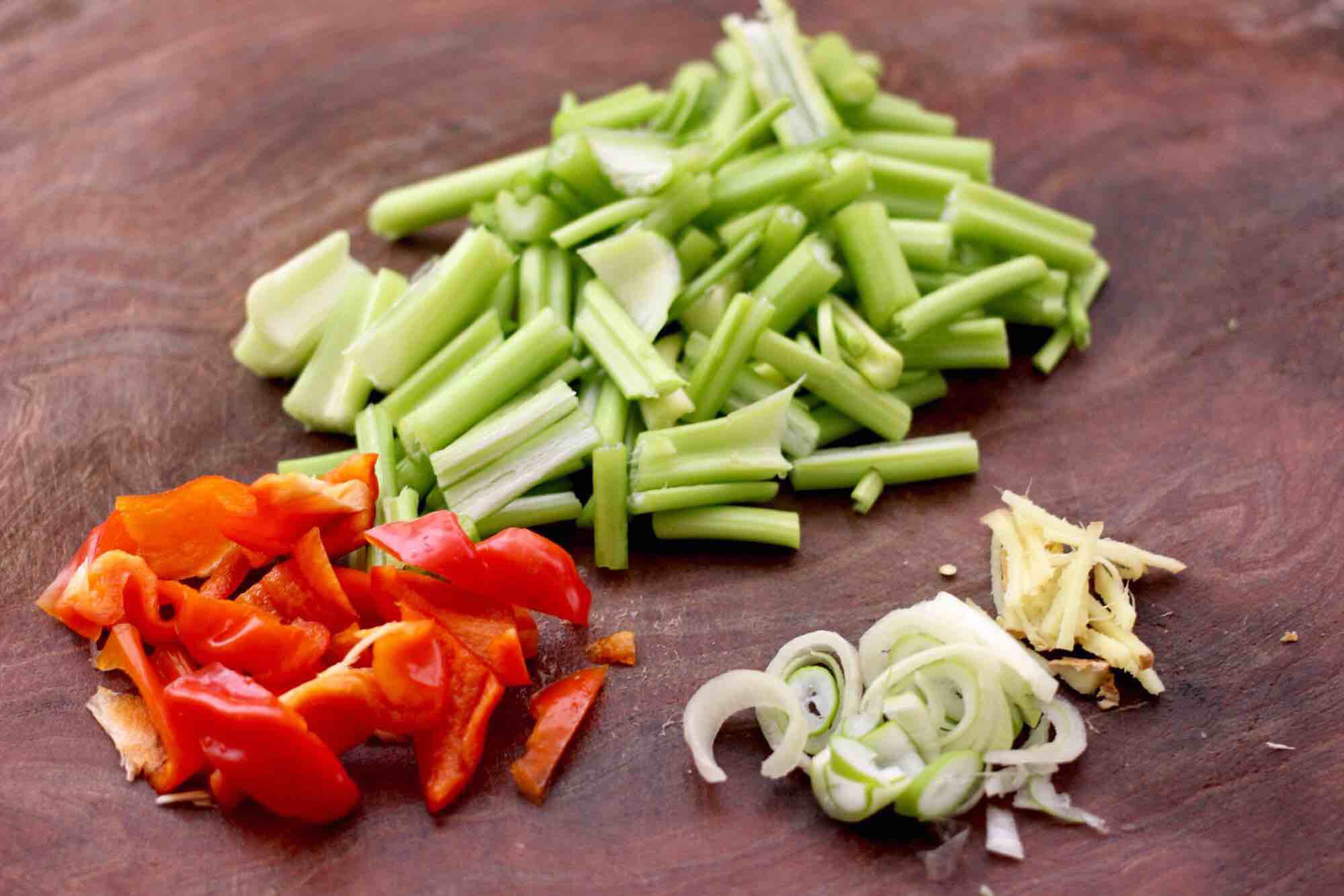 墨魚香干芹菜小炒的做法-咸鮮味炒菜譜-易網健康養生網 墨魚香干芹菜小炒的做法-咸鮮味炒菜譜