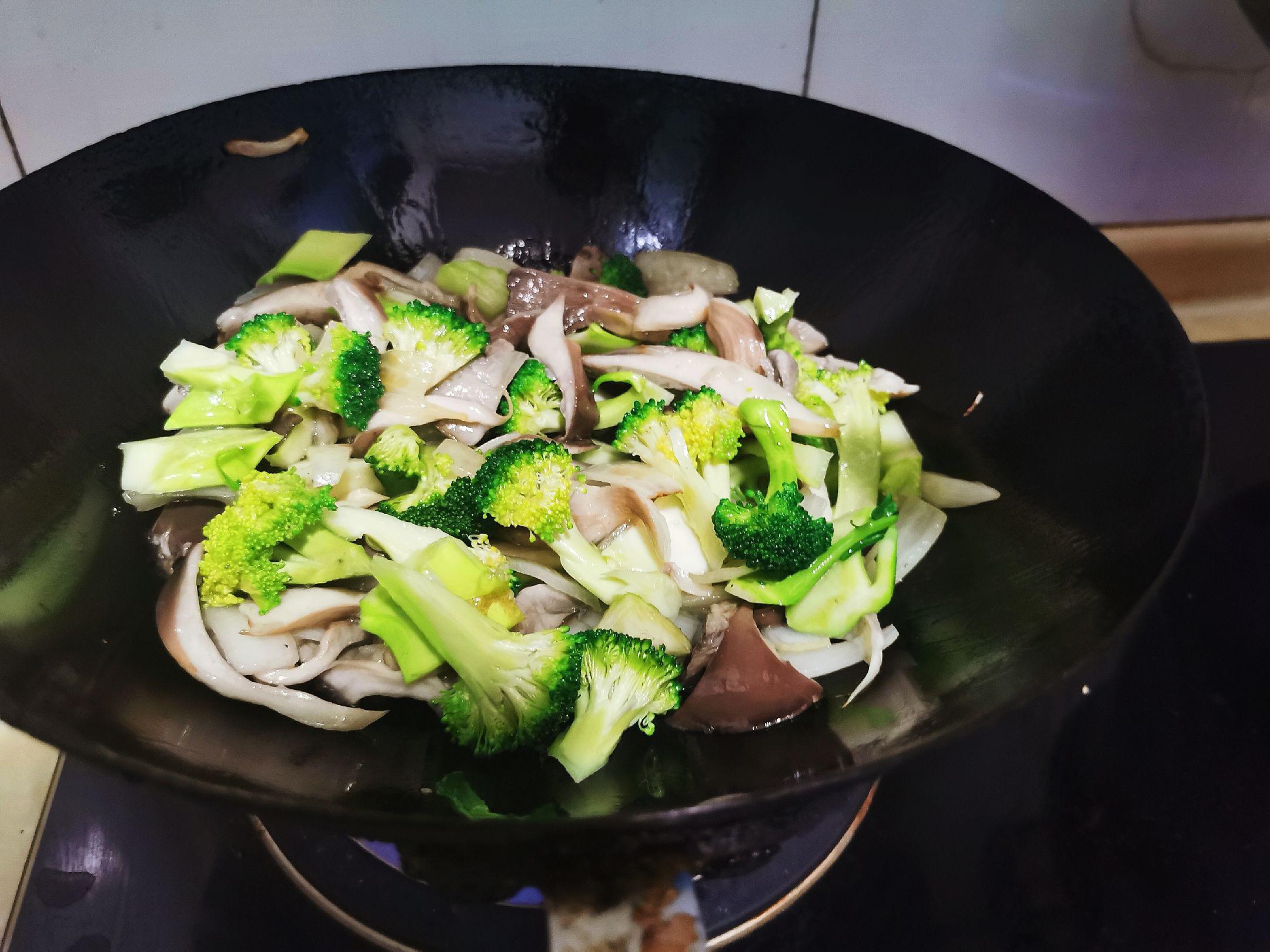 蘑菇炒西蘭花的做法-家常味炒菜譜-易網(wǎng)健康養(yǎng)生網(wǎng) 蘑菇炒西蘭花的做法-家常味炒菜譜