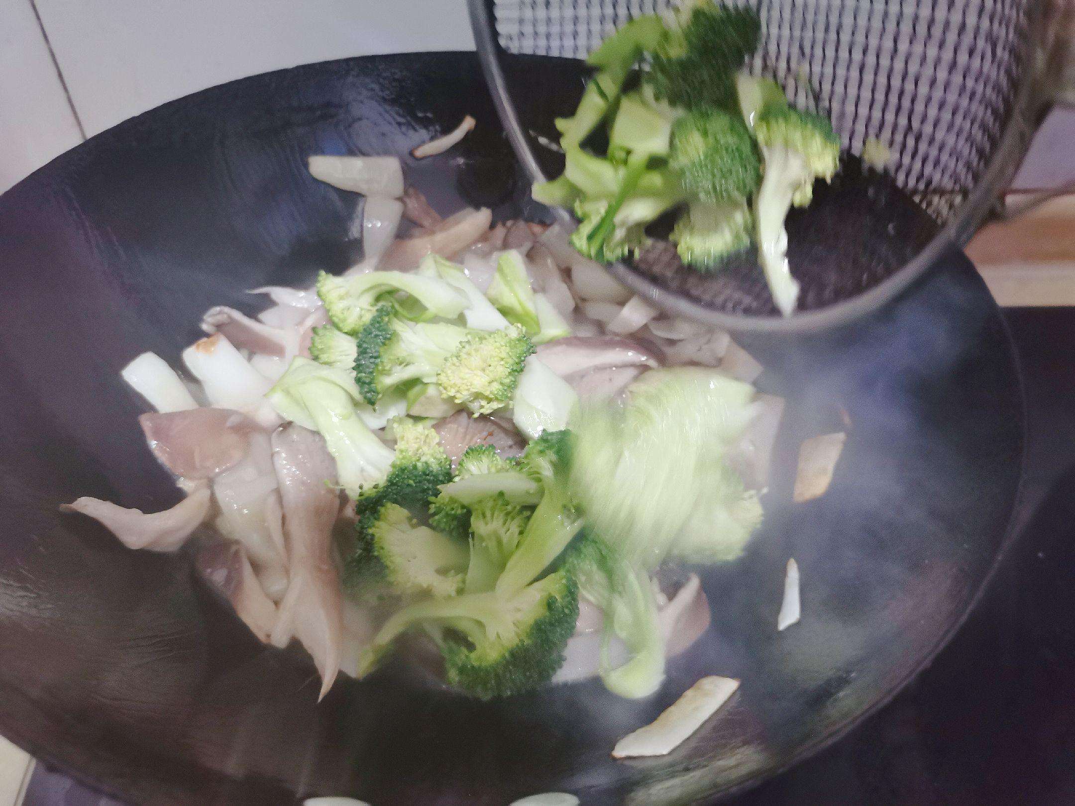 蘑菇炒西蘭花的做法-家常味炒菜譜-易網(wǎng)健康養(yǎng)生網(wǎng) 蘑菇炒西蘭花的做法-家常味炒菜譜