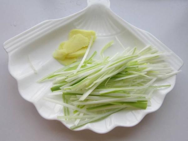 蔥油黃花魚的做法-家常味蒸菜譜