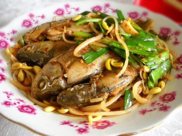 豆芽燒鯽魚的做法-咸鮮味燒菜譜