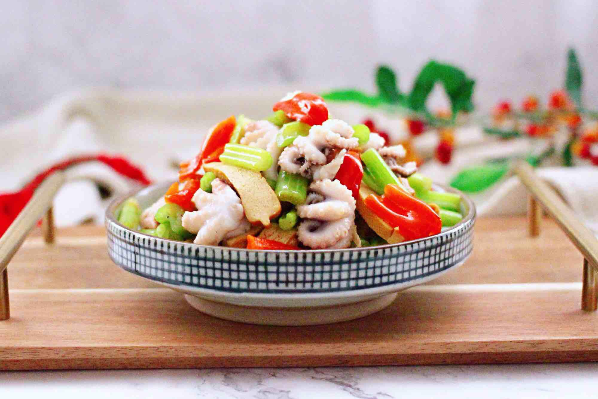 墨魚香干芹菜小炒的做法-咸鮮味炒菜譜-易網健康養生網 墨魚香干芹菜小炒的做法-咸鮮味炒菜譜