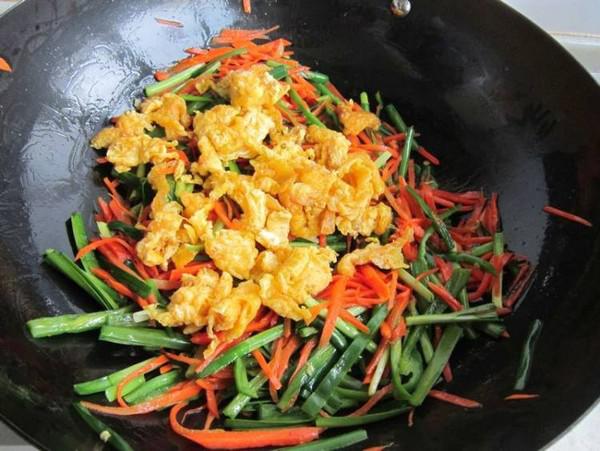 韭菜胡蘿卜炒雞蛋的做法-家常味炒菜譜