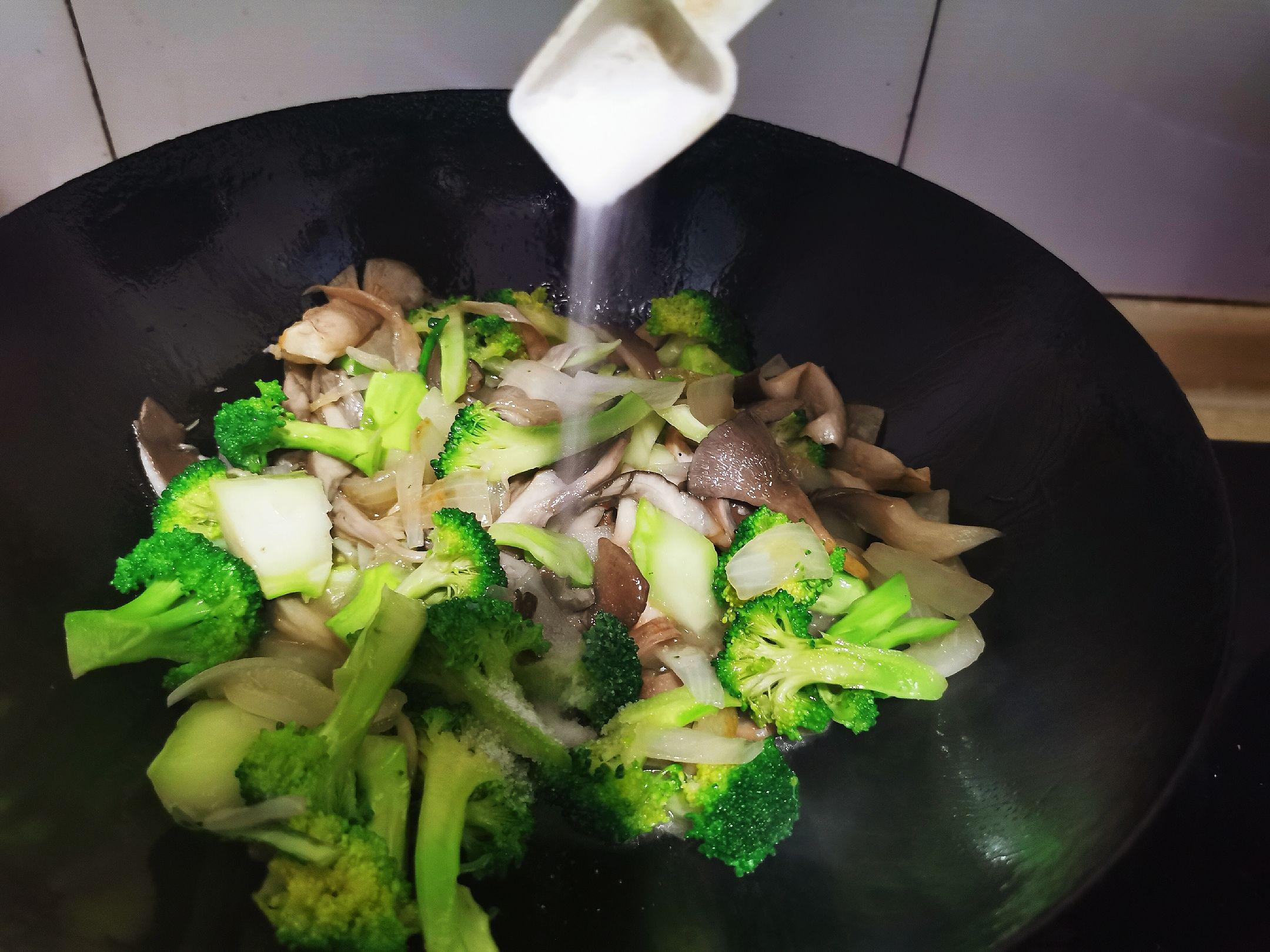 蘑菇炒西蘭花的做法-家常味炒菜譜-易網(wǎng)健康養(yǎng)生網(wǎng) 蘑菇炒西蘭花的做法-家常味炒菜譜