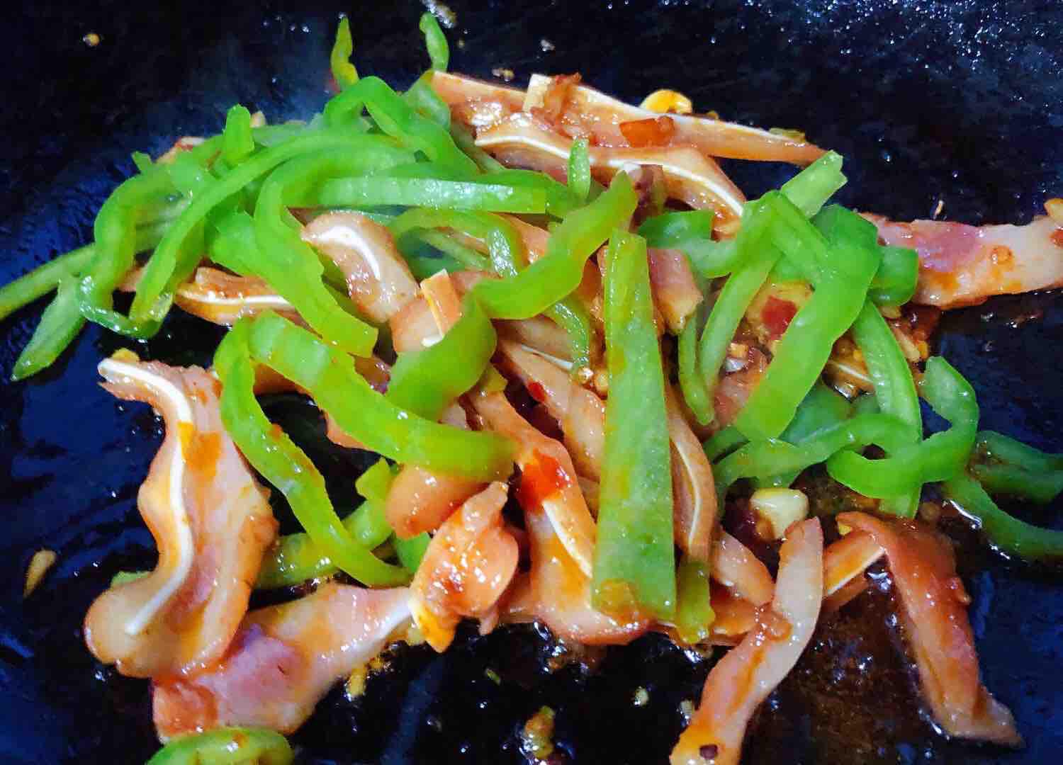 爆炒豬耳朵的做法-香辣味炒菜譜