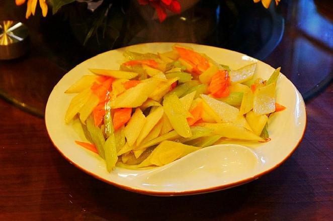 芹菜炒杏鮑菇的做法-家常味炒菜譜