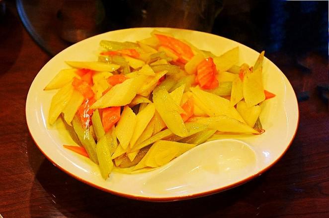 芹菜炒杏鮑菇的做法-家常味炒菜譜