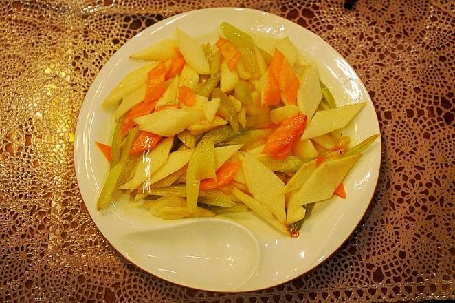 芹菜炒杏鮑菇的做法-家常味炒菜譜