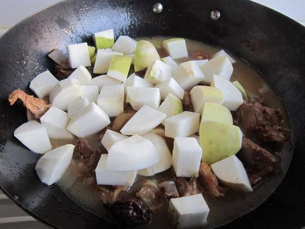 恰瑪古燜羊排的做法-家常味燜菜譜