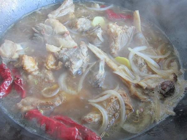 恰瑪古燜羊排的做法-家常味燜菜譜