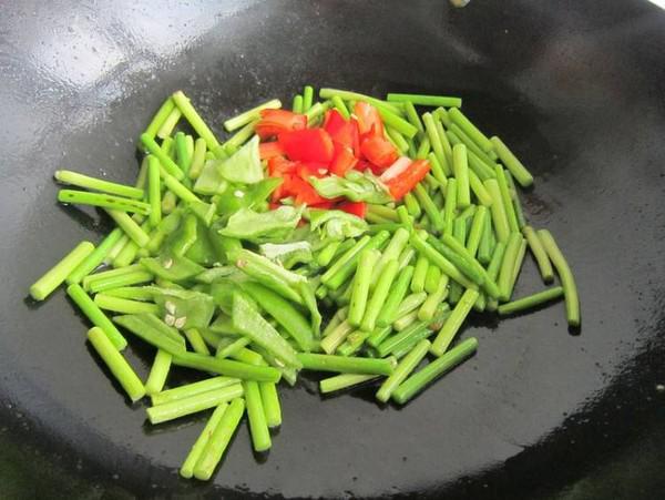 西紅柿蒜薹炒雞蛋的做法-家常味炒菜譜