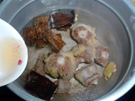 杜仲牛尾湯的做法-咸鮮味燉菜譜