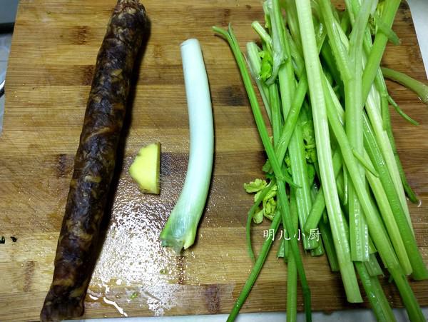 香腸炒芹菜的做法-家常味炒菜譜