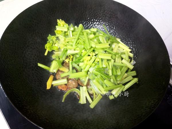 香腸炒芹菜的做法-家常味炒菜譜