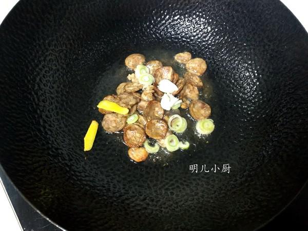 香腸炒芹菜的做法-家常味炒菜譜