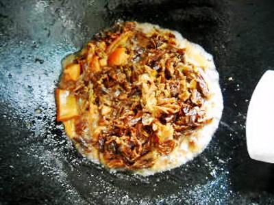 梅菜芋頭紅燒肉的做法-咸鮮味燒菜譜