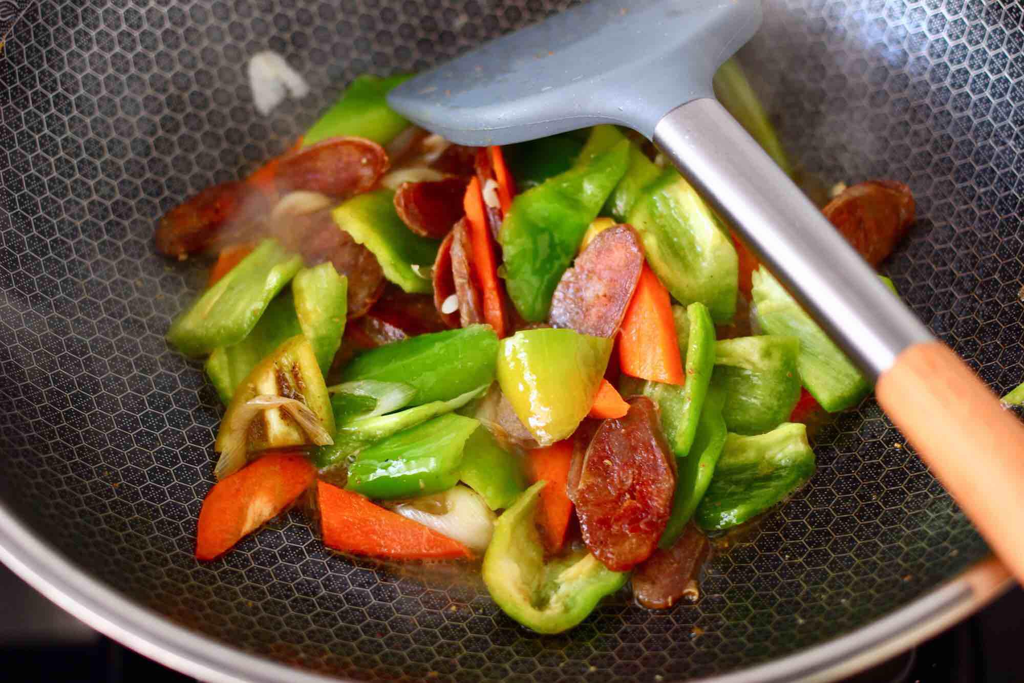 臘腸辣炒雞蛋的做法-家常味炒菜譜-易網(wǎng)健康養(yǎng)生網(wǎng) 臘腸辣炒雞蛋的做法-家常味炒菜譜