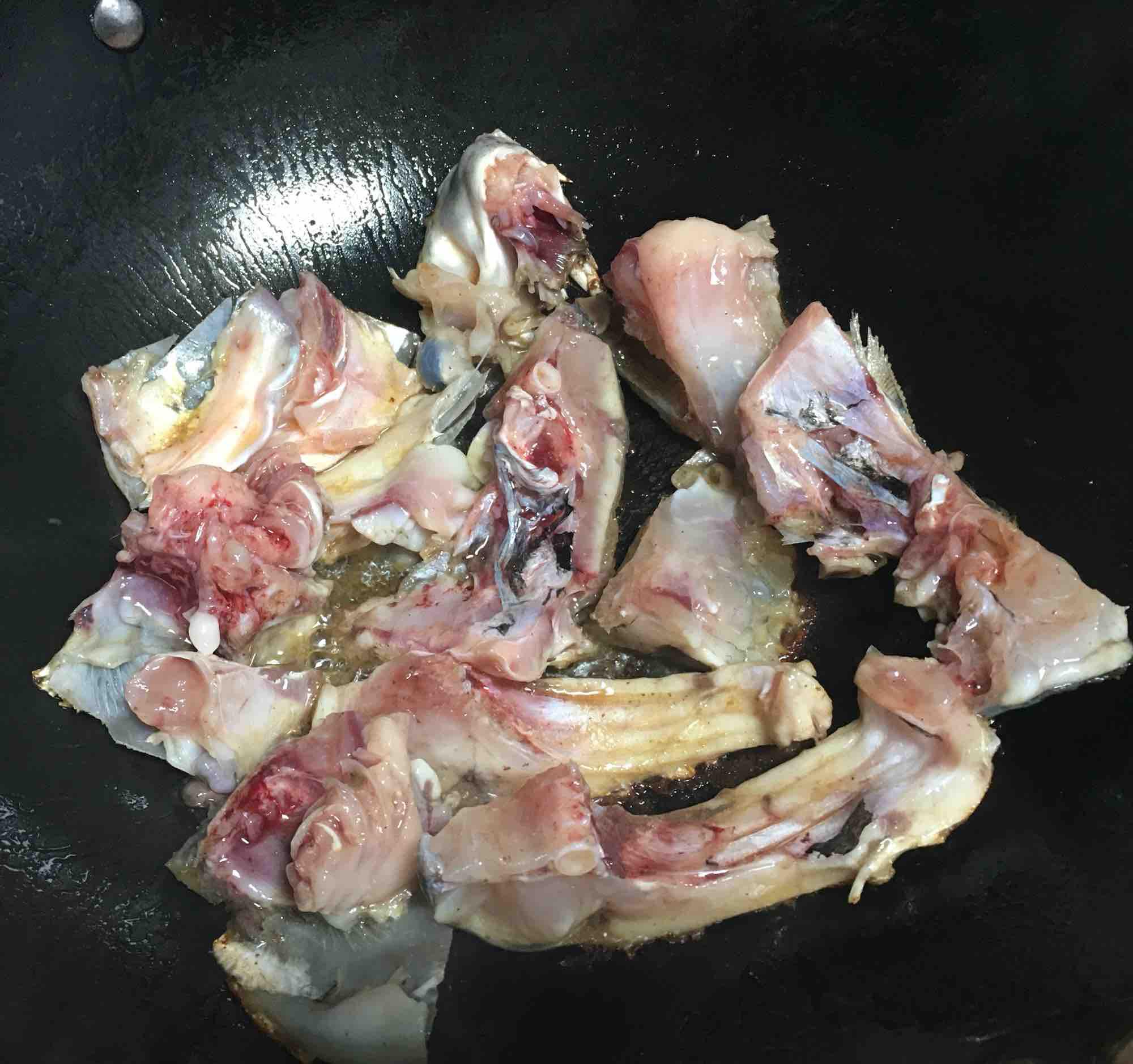 剁椒炒魚頭的做法-家常味炒菜譜