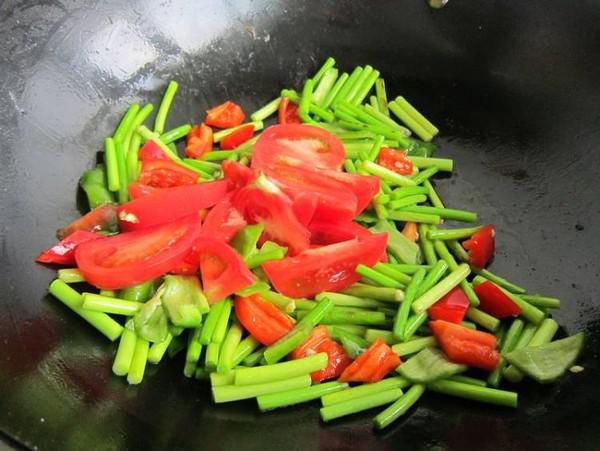 西紅柿蒜薹炒雞蛋的做法-家常味炒菜譜