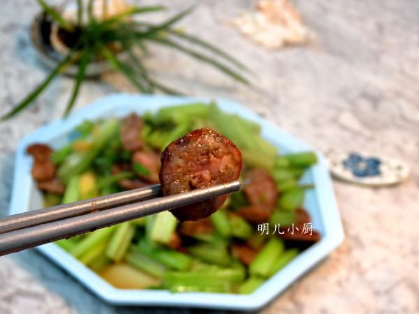 香腸炒芹菜的做法-家常味炒菜譜