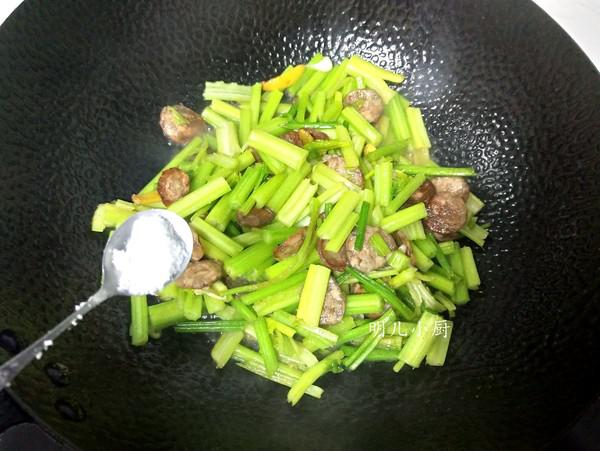 香腸炒芹菜的做法-家常味炒菜譜