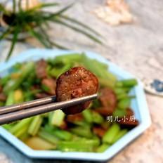 香腸炒芹菜的做法-家常味炒菜譜