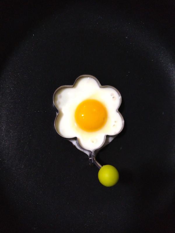 煎花朵雞蛋的做法-家常味煎菜譜