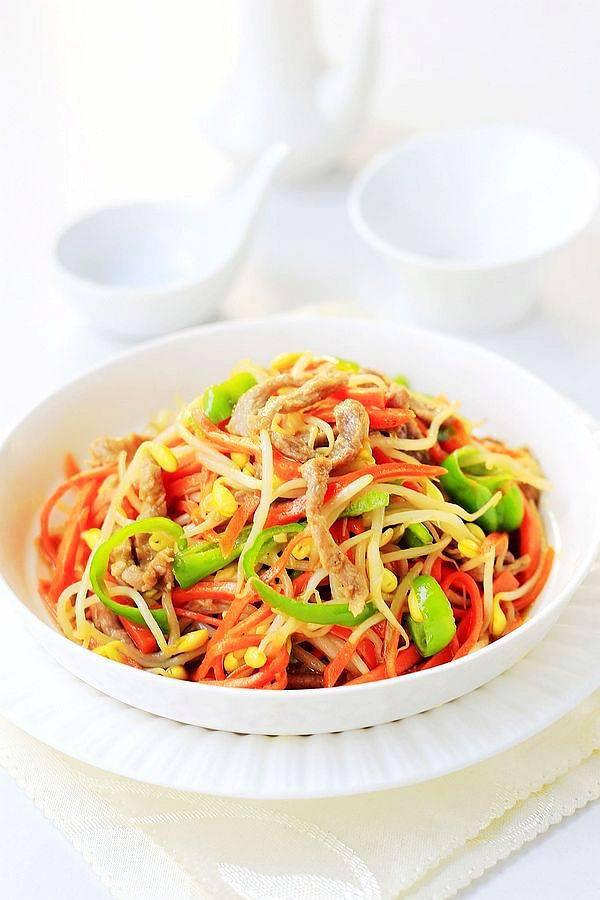 胡蘿卜黃豆芽炒肉的做法-家常味炒菜譜