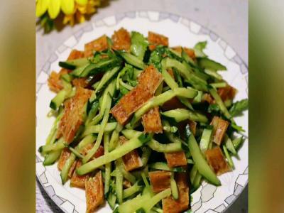 辣條拌黃瓜的做法-麻辣味拌菜譜