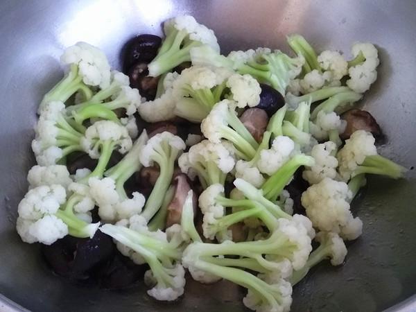 香菇炒菜花的做法-家常味炒菜譜-易網(wǎng)健康養(yǎng)生網(wǎng) 香菇炒菜花的做法-家常味炒菜譜