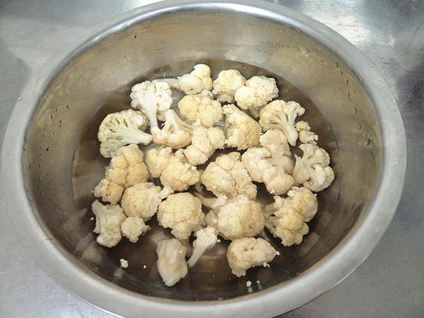 香菇炒菜花的做法-家常味炒菜譜-易網(wǎng)<a href=http://m.henggaotouzi.com/ target=_blank class=infotextkey>健康養(yǎng)生</a>網(wǎng) 香菇炒菜花的做法-家常味炒菜譜