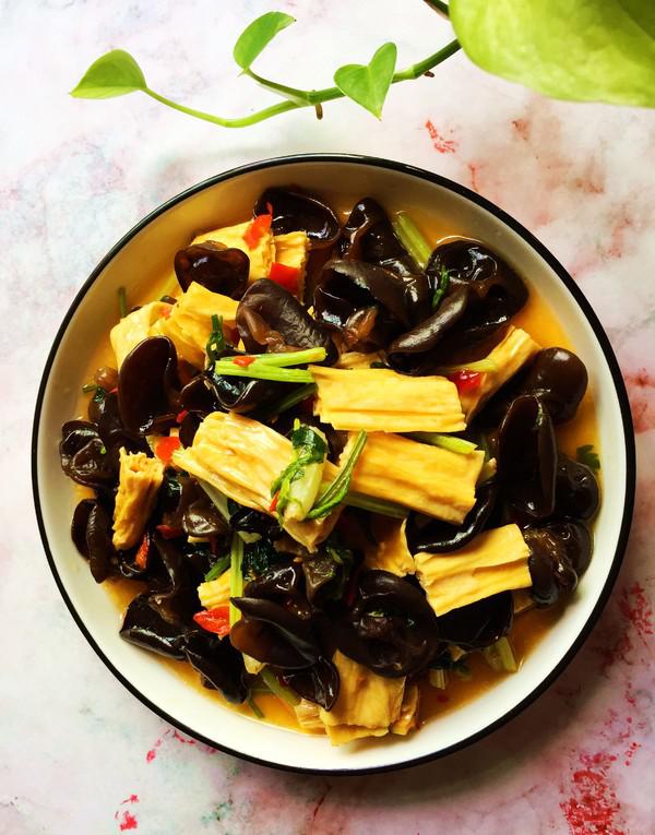 芹菜炒黑木耳的做法-家常味炒菜譜