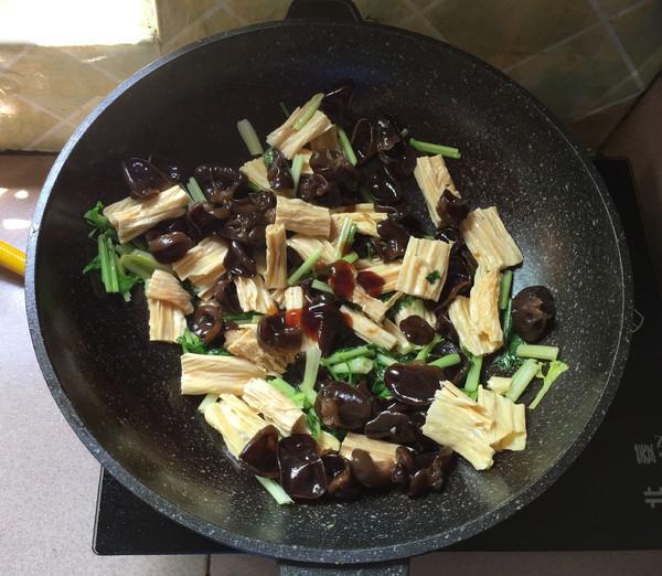 芹菜炒黑木耳的做法-家常味炒菜譜