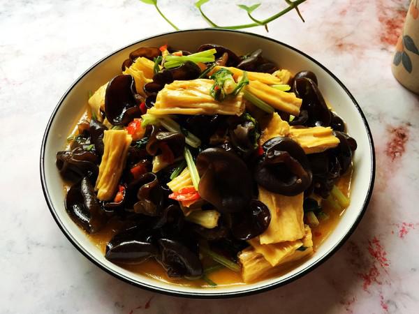 芹菜炒黑木耳的做法-家常味炒菜譜