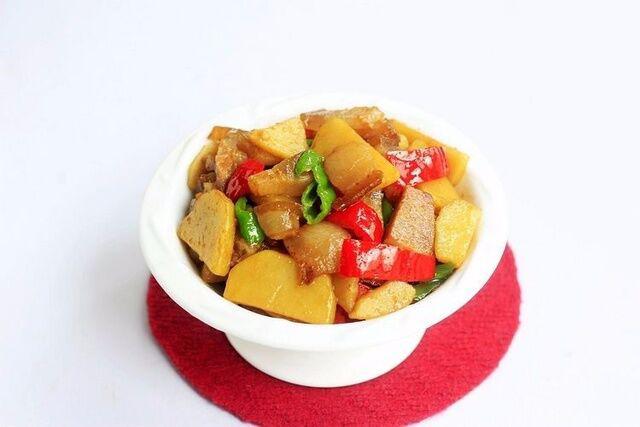 土豆燜咸肉的做法-家常味燜菜譜