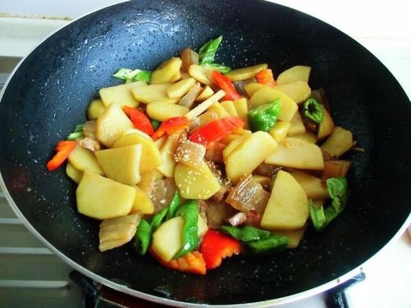 土豆燜咸肉的做法-家常味燜菜譜
