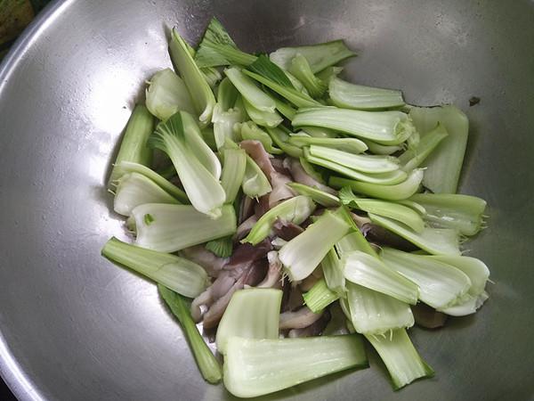 鳳尾蘑炒油菜的做法-家常味炒菜譜