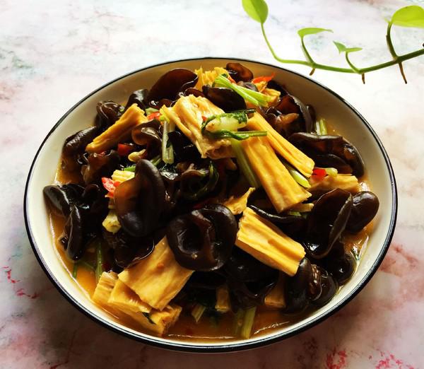 芹菜炒黑木耳的做法-家常味炒菜譜