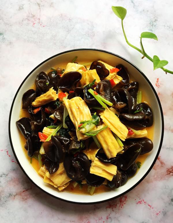 芹菜炒黑木耳的做法-家常味炒菜譜