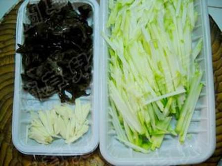 鮮榨菜木耳肉絲的做法-咸鮮味炒菜譜