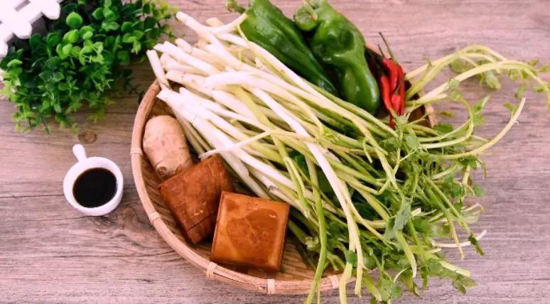 水芹炒香干的做法-家常味炒菜譜